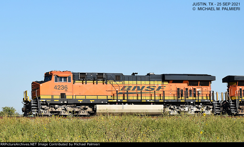 BNSF ES44C4 4236